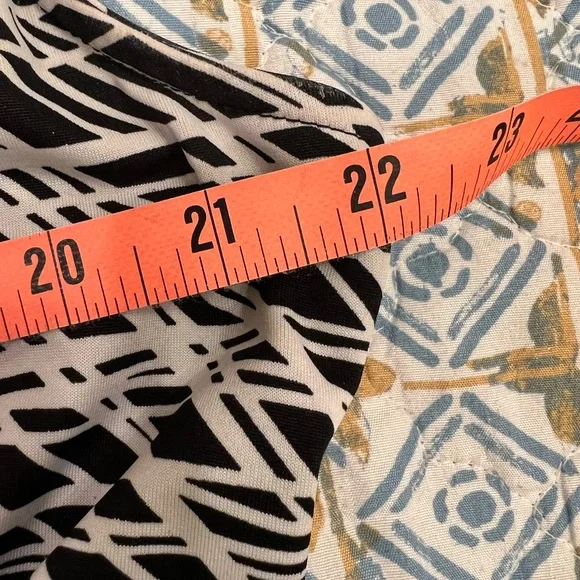 Sleeveless Black and White Dress Size 18/20 - Picture 6 of 8